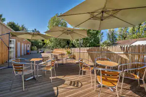 Camping Les Mizottes - Restaurant mit Terrasse auf dem Campingplatz