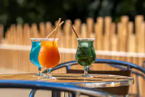 Camping Les Mizottes - Cocktails auf der Terrasse des Restaurants