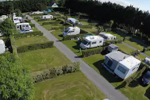 Camping Seasonova Les Mouettes Camping Les Mouettes - Blick auf die Standplätze getrennt durch Hecken auf grüner Wiese