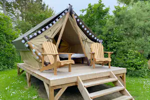 Camping Seasonova Les Mouettes Camping Les Mouettes - Mietzelt mit kleiner Terrasse und Stühlen