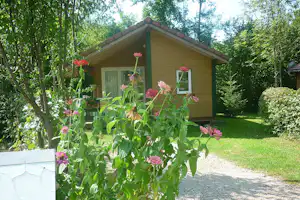 Camping Les Mérilles - Mobilheim mit Veranda auf dem Campingplatz