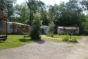 Camping Les Mérilles - Mobilheime mit Veranda auf dem Campingplatz