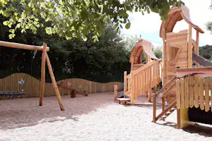 Camping Les Mérilles - Kinderspielplatz auf dem Campingplatz