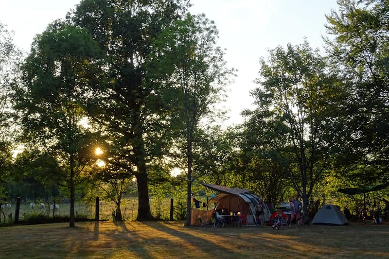 Camping Les Mésanges - Zelt- und Stellplätze im Schatten