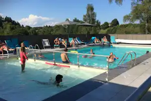 Camping Les Murmures du Lignon - Schwimmbad und Kinderbecken auf dem Campingplatz