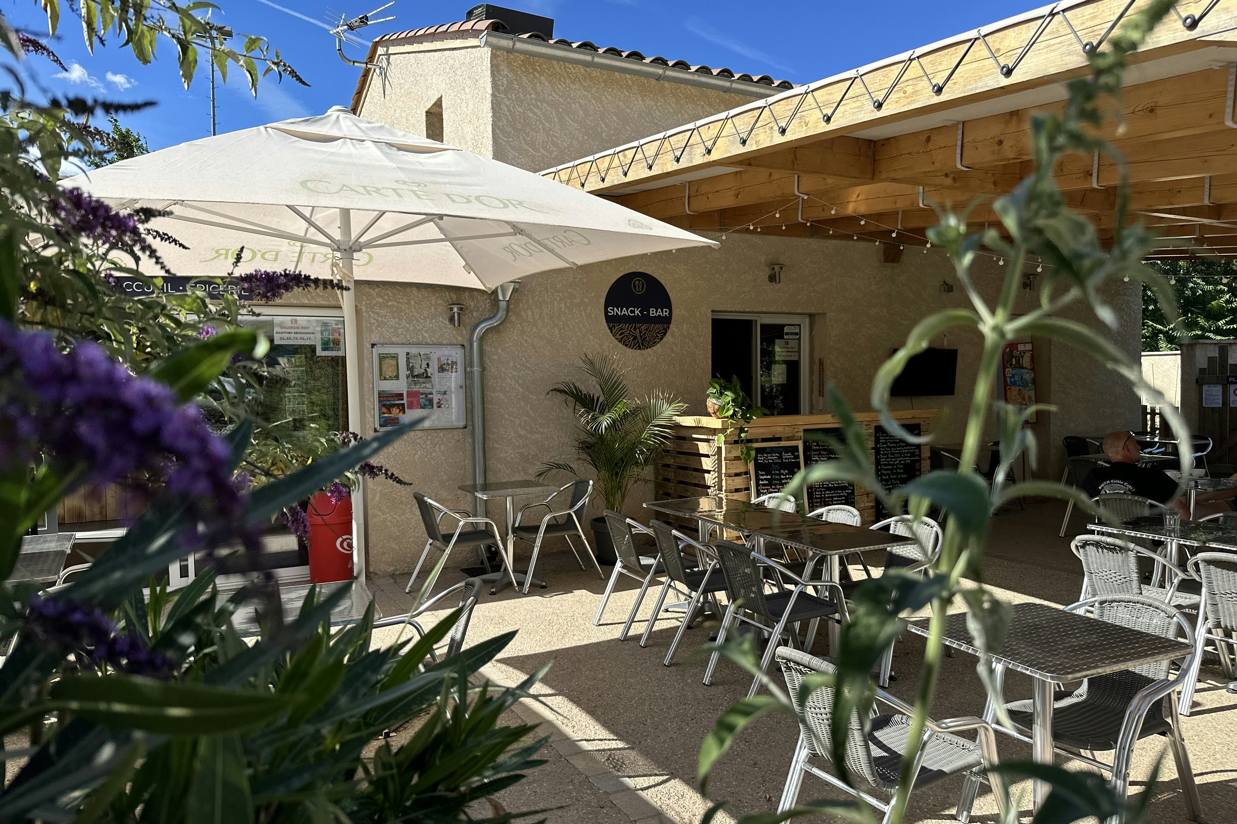 Camping Ushuaïa Villages Les Myotis  Camping les Myotis - Snackbar mit überdachter Terrasse