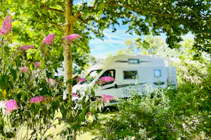 Camping Ushuaïa Villages Les Myotis Camping les Myotis - Wohnmobil Stellplatz mit Bepflanzung im Halbschatten