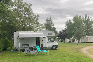 Camping Les Naïades - Blick auf die Standplätze auf der Wiese