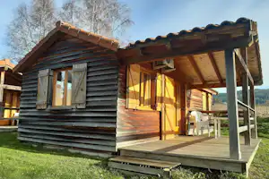 Camping Les Narcisses - Mobilheim mit Terrasse auf dem Campingplatz