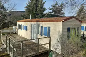 Camping Les Narcisses - Mobilheim mit Terrasse auf dem Campingplatz