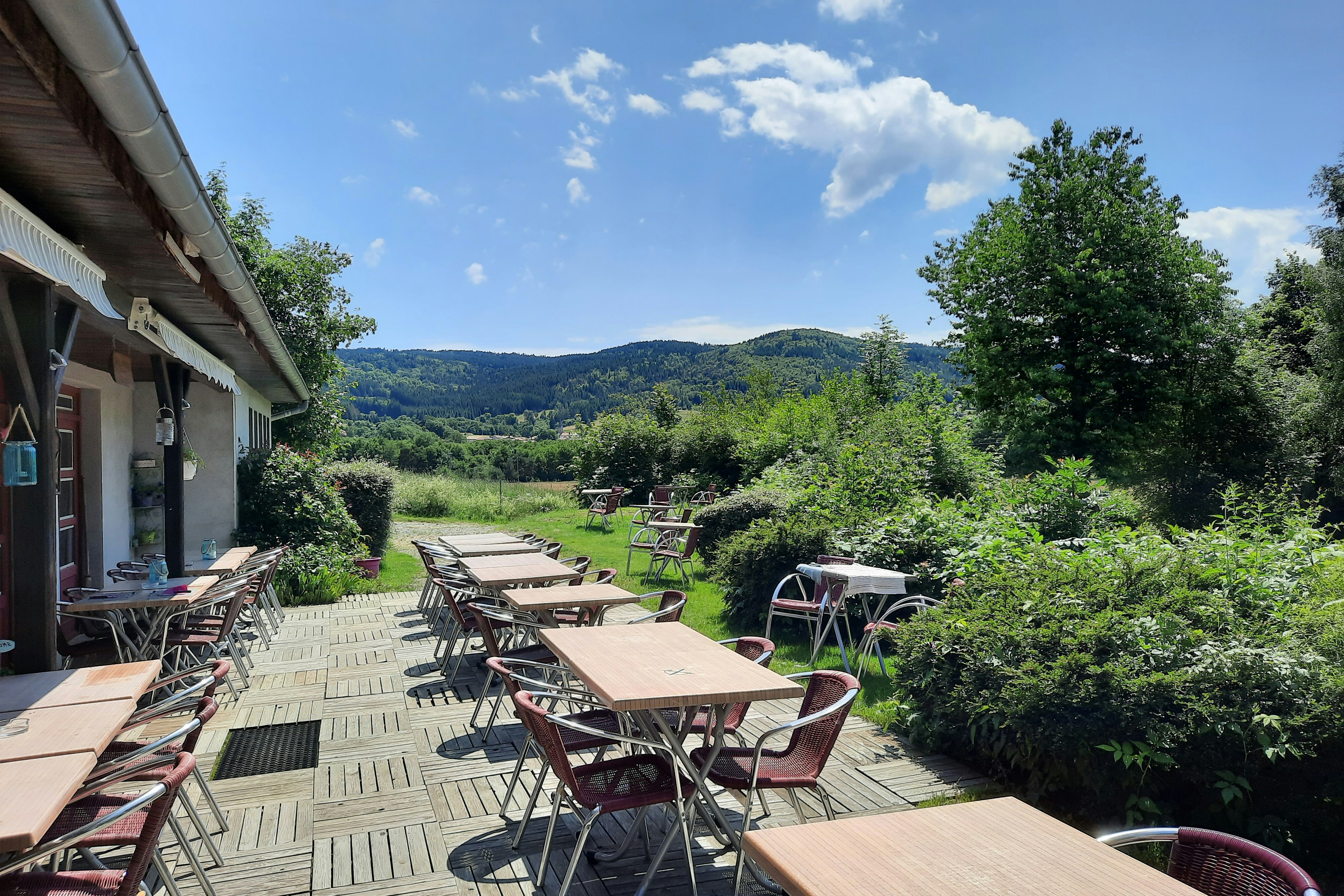 Camping Les Narcisses - Terrasse des Restaurants mit Blick ins Grüne