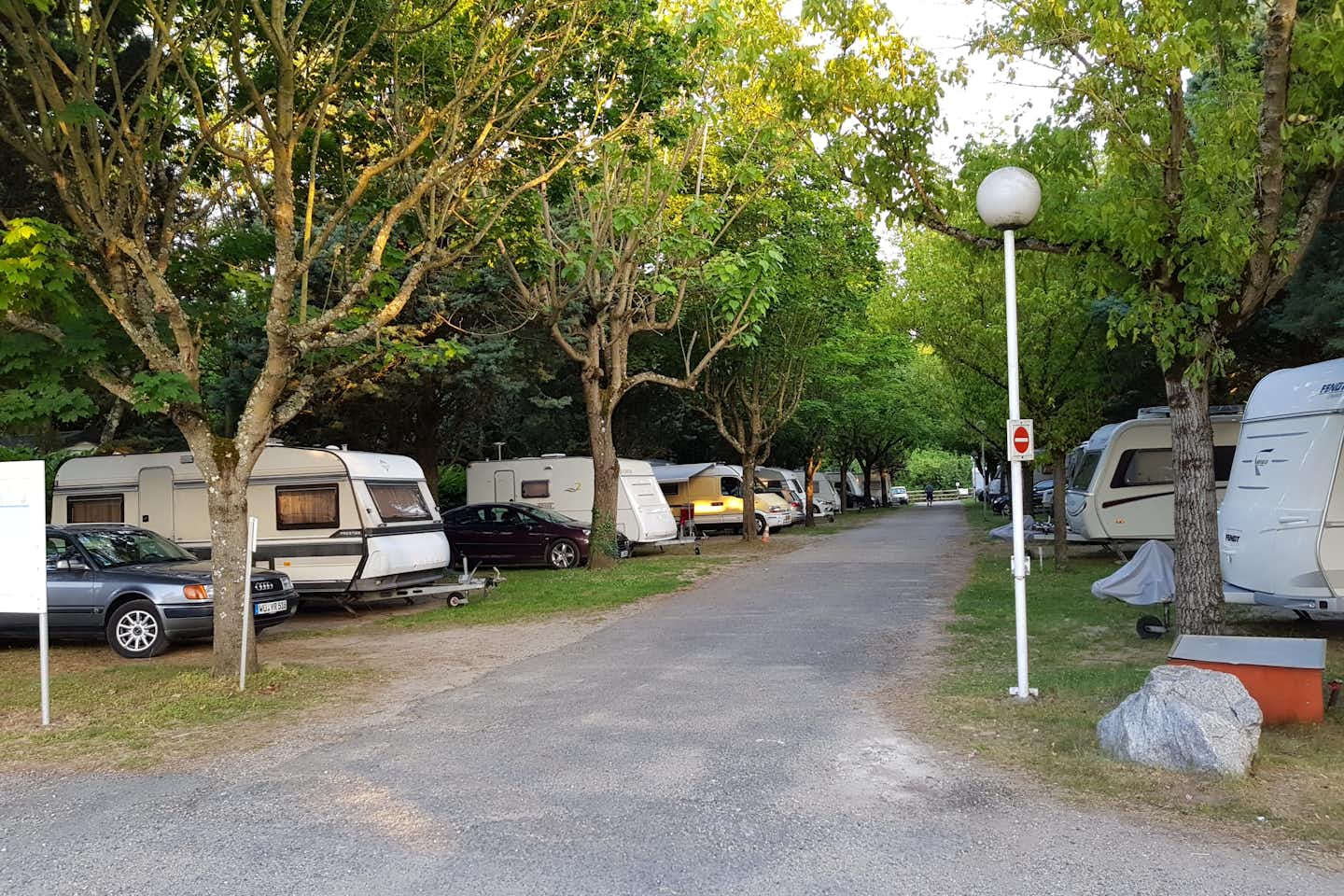 Camping Des Nations - Wohnwagen- und Zeltstellplatz zwischen Bäumen