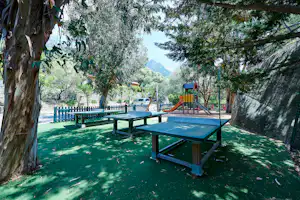 Camping les Oliviers - Spielplatz mit Tischtennisplatten unter Bäumen