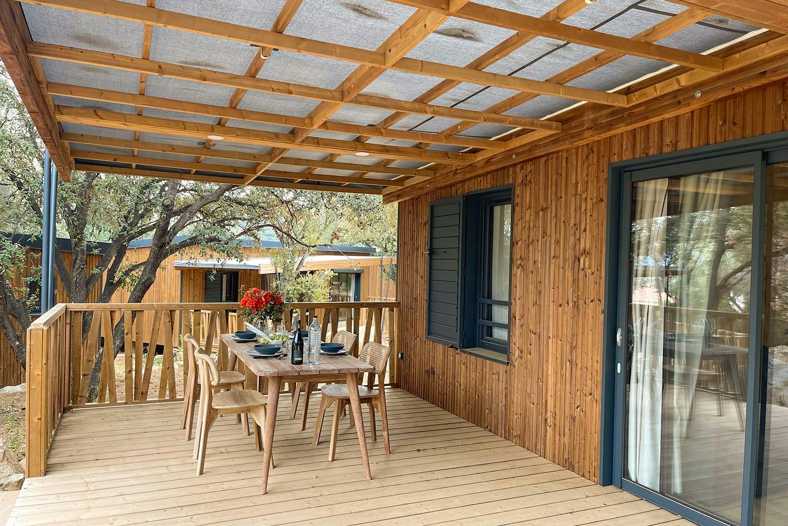 Yelloh! Village Terre d'Oliviers  - Mobilheim mit Terrasse auf dem Campingplatz