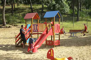 Camping Les Ombrages - Kinderspielplatz mit spielenden Kindern