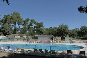 Camping Les Ombrages - Swimmingpool und Sitzgelegenheiten