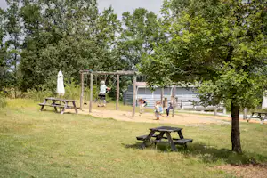 Camping Huttopia Vallée du Lot Camping Les Ormes - Kinderspielplatz auf dem Campingplatz