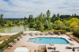 Camping Huttopia Vallée du Lot Camping Les Ormes - Pool im Freien mit Liegestühlen und Sonnenschirmen