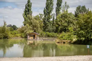 Camping Huttopia Vallée du Lot Camping Les Ormes - Blick auf ein Mobilheim am Ufer des Sees