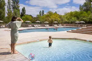 Camping Huttopia Vallée du Lot Camping Les Ormes - Kinderbecken im Freibad des Campingplatzes