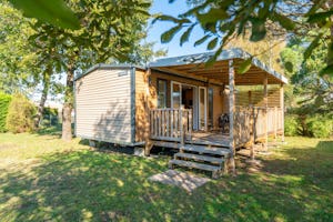 Camping Les Ourmes - Mobilheim mit Terrasse auf dem Campingplatz