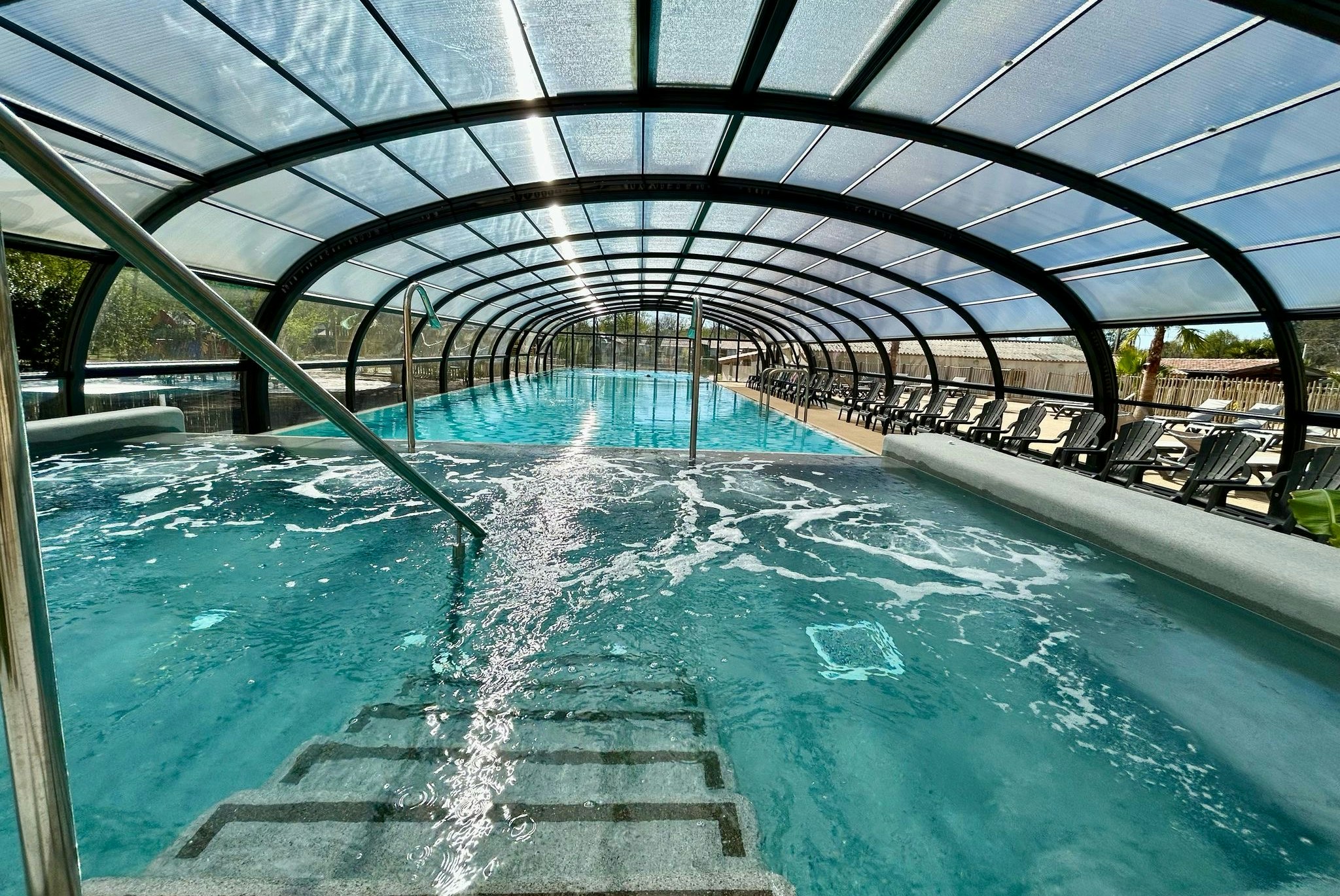 Camping Les Ourmes - Überdachter Pool auf dem Campingplatz