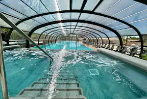 Camping Les Ourmes - Überdachter Pool auf dem Campingplatz