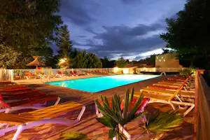 Camping Les Paillotes en Ardèche - Poolbereich bei Nacht