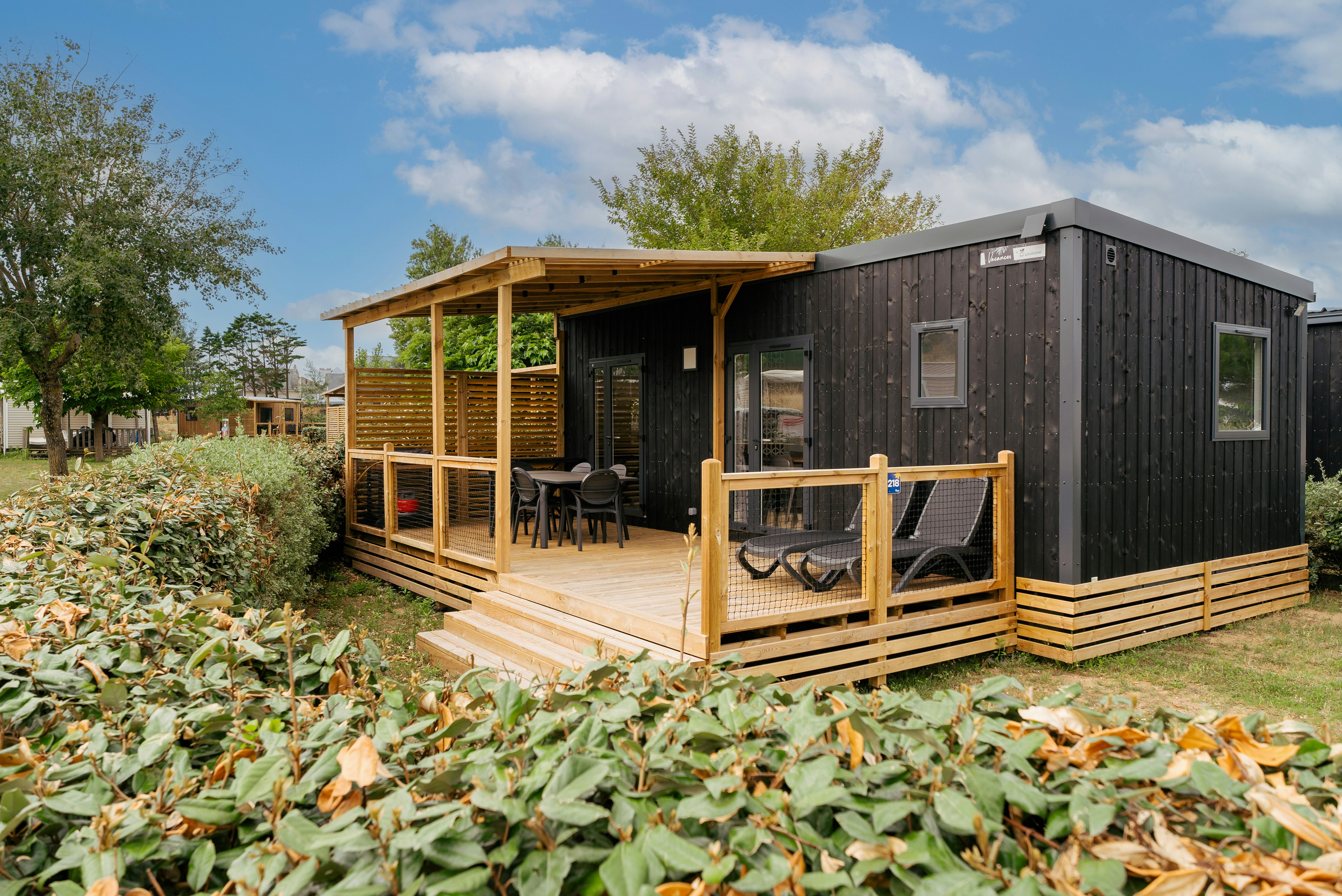 Camping Les Paludiers  - Mobilheim mit Terrasse auf dem Campingplatz