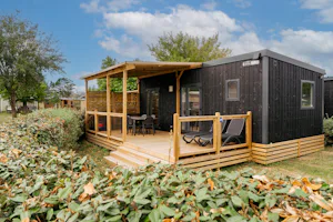 Camping Les Paludiers - Mobilheim mit Terrasse auf dem Campingplatz