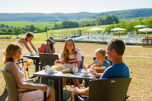 Camping Les Pastourels - Familie beim Essen am Pool