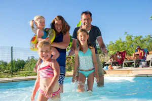 Camping Les Pastourels - Pool mit Liegestühlen und Sonnenschirmen auf dem Campingplatz