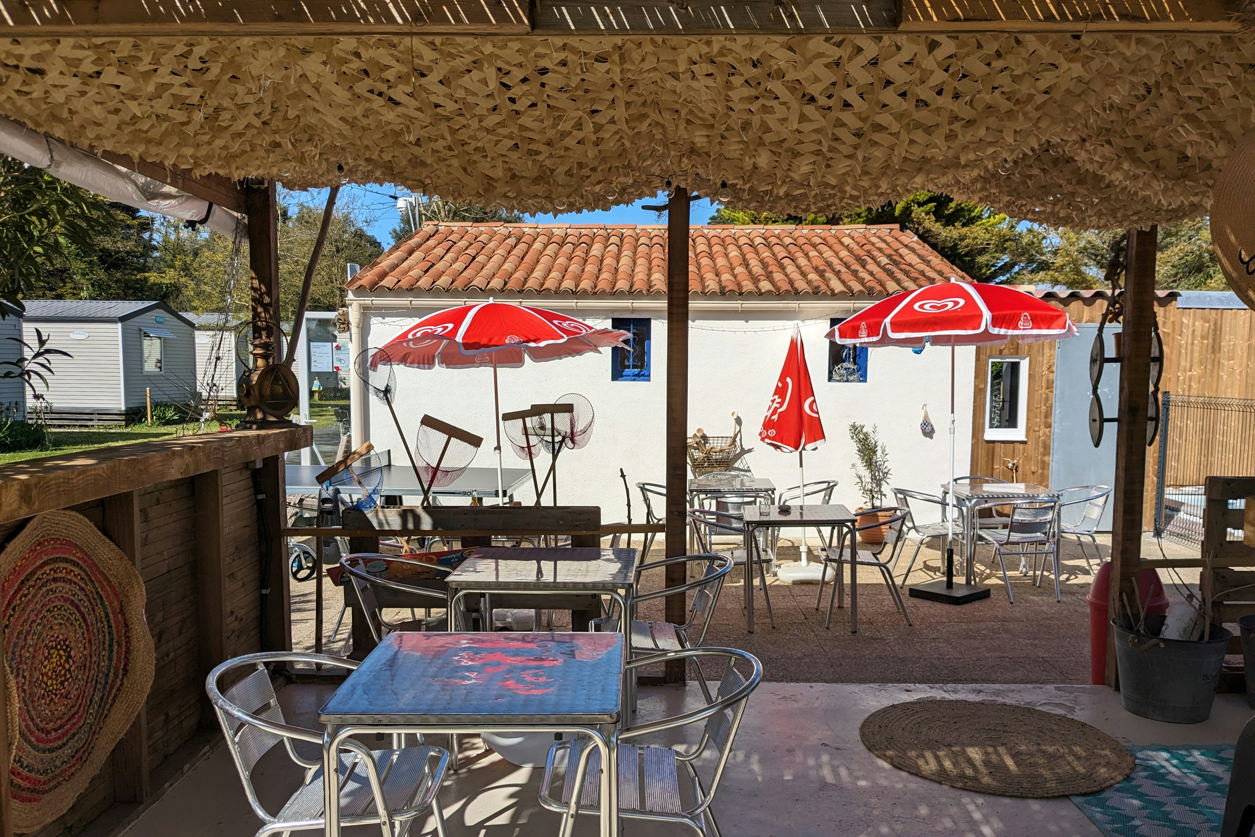 Camping Les Payolles - Terrasse der Snackbar auf dem Campingplatz