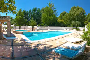 Camping Les Pêcheurs - Pool vom Campingplatz mit Liegestühlen in der Sonne