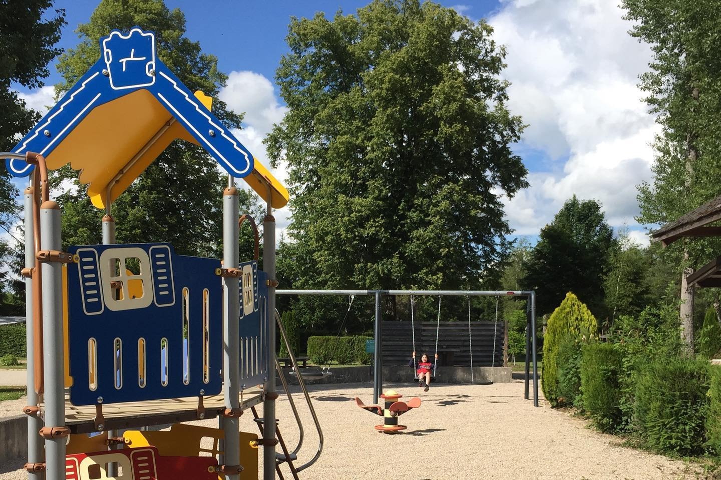 Camping Les Pêcheurs Kinderspielplatz mit Schaukeln auf dem Campingplatz