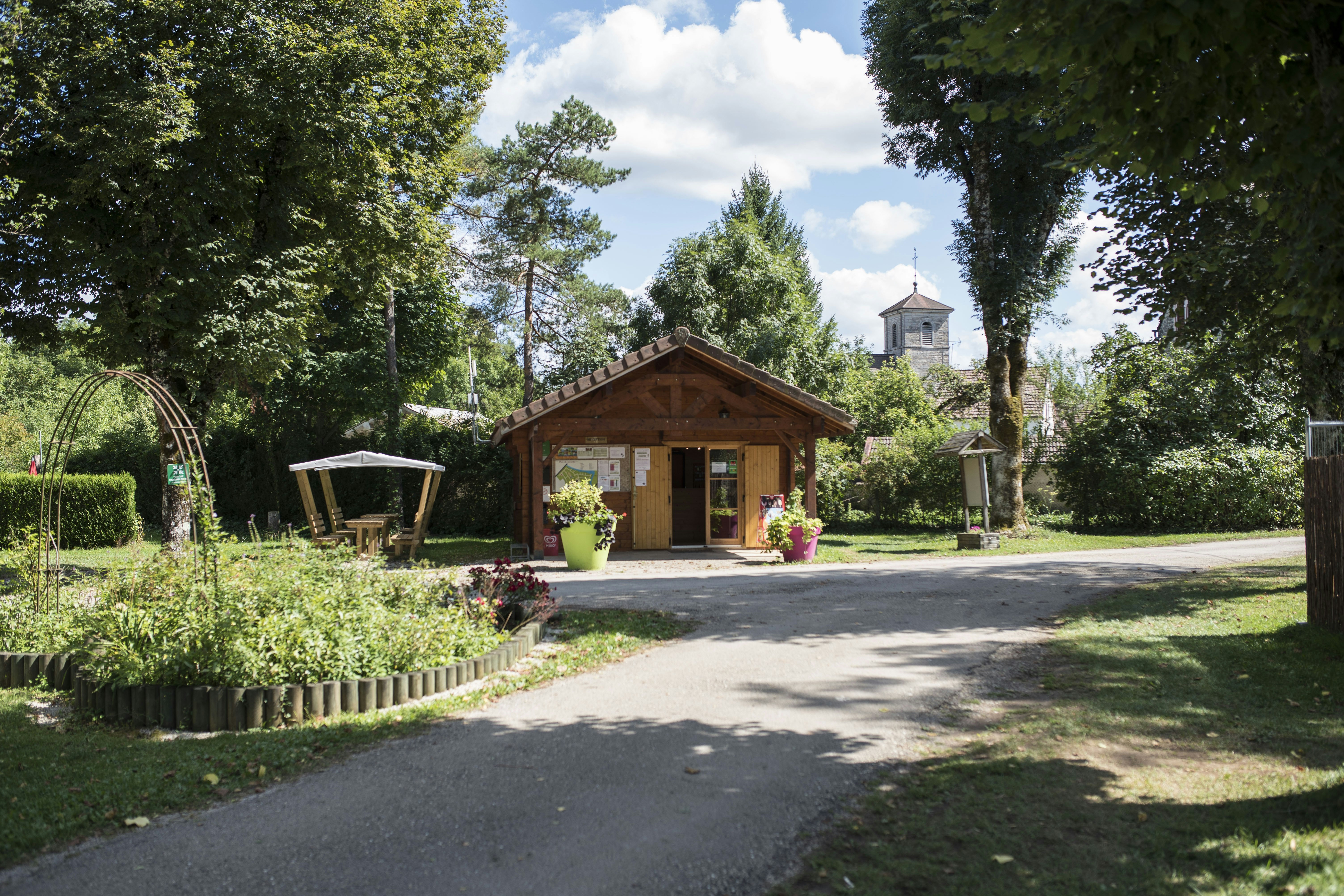 Camping Les Pêcheurs Kleines Rezeptionsgebäude im Grünen auf dem Campingplatz