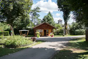 Camping Les Pêcheurs Kleines Rezeptionsgebäude im Grünen auf dem Campingplatz