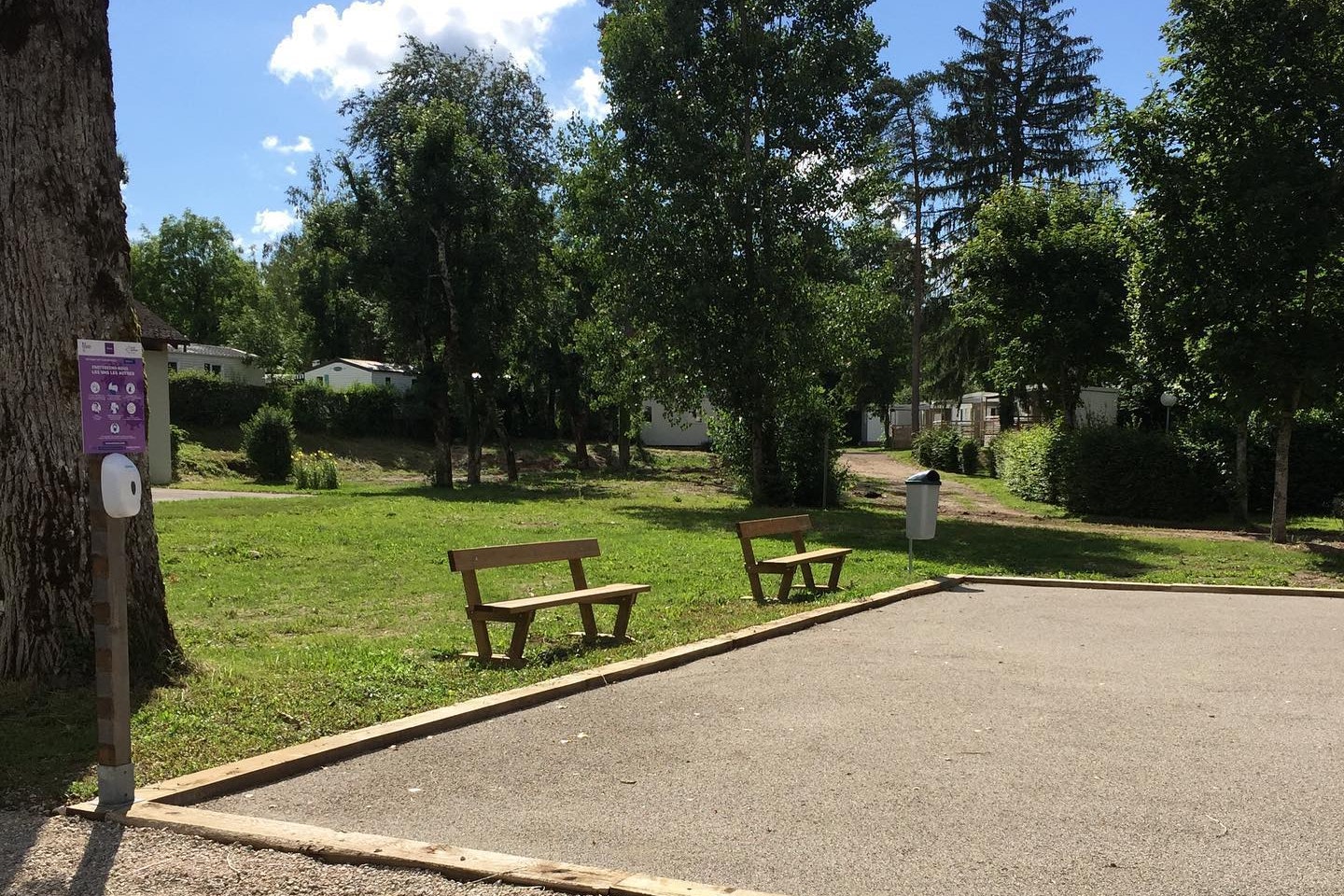 Camping Les Pêcheurs Petanque-Feld im Grünen auf dem Campingplatz