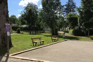 Camping Les Pêcheurs Petanque-Feld im Grünen auf dem Campingplatz