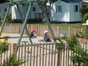Camping Les Pérouses du Phare Camping Les Perouses - Kinderspielplatz auf dem Campingplatz