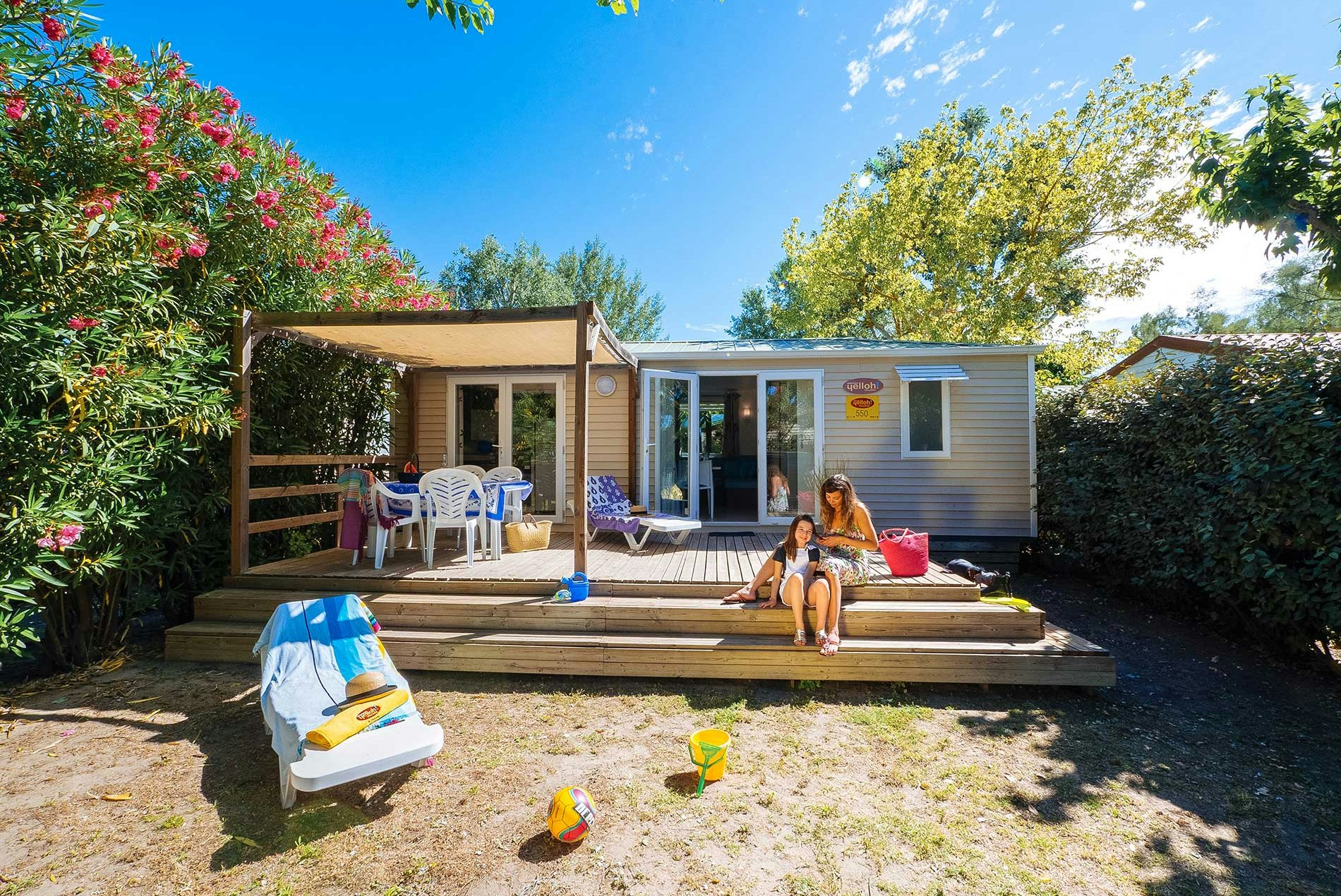 Yelloh! Village La Petite Camargue  - Mobilheim mit Terrasse auf dem Campingplatz