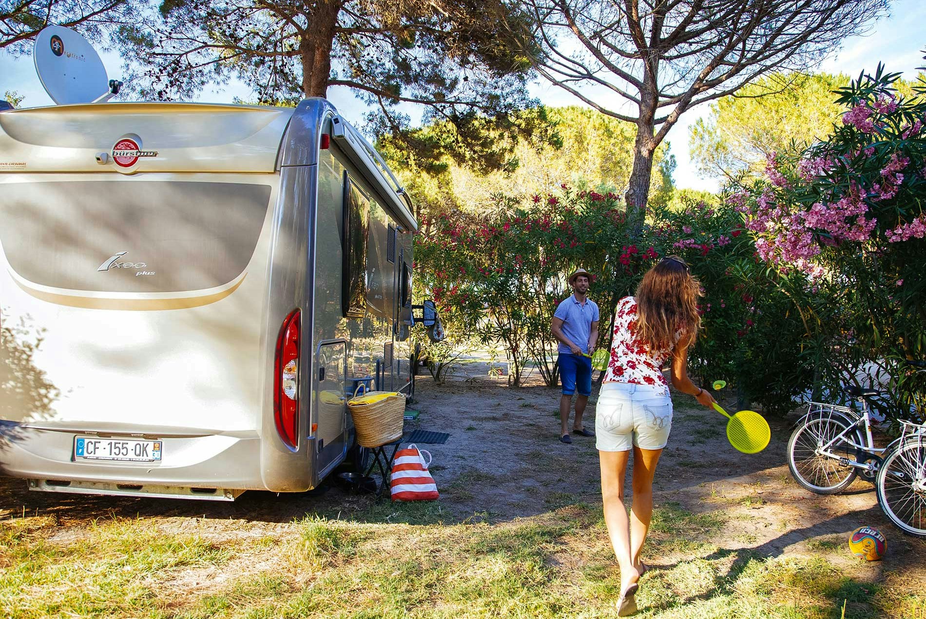 Yelloh! Village La Petite Camargue - Camper spielen Badminton neben ihrem Wohnmobil