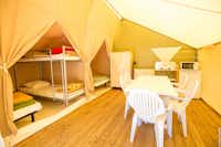 Camping Les Peupliers - Innenraum eines Glamping Zelts mit Betten und Sitzgelegenheiten