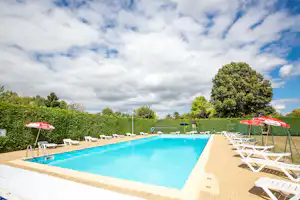 Camping Les Peupliers - Swimmingpool des Campingplatzes mit Liegestühlen und Sonnenschirmen