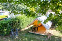 Camping Les Peupliers - Zelt auf Stellplatz mit Veranda