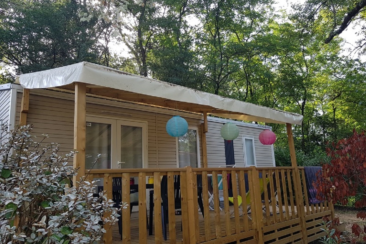 Camping Les Peupliers  - Mobilheim mit Terrasse auf dem Campingplatz
