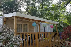 Camping Les Peupliers - Mobilheim mit Terrasse auf dem Campingplatz