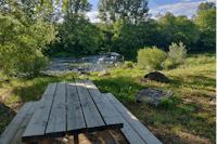 Camping Les Peupliers - Picknicktisch am Ufer des Flusses