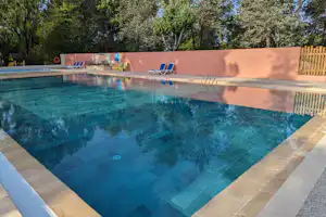 Camping Les Peupliers - Pool im Freien auf dem Campingplatz