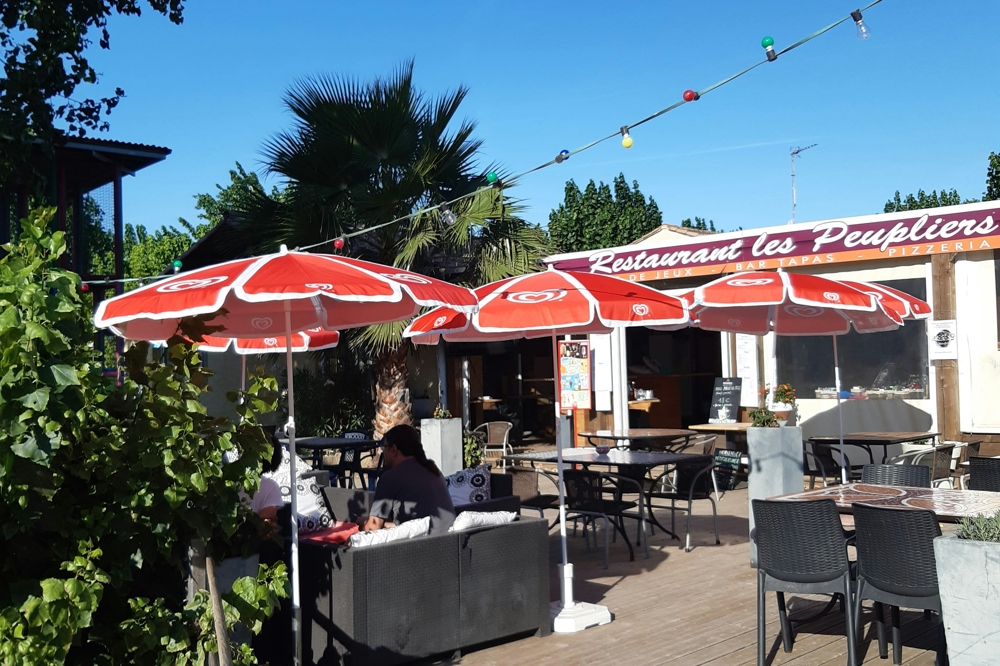 Camping Les Peupliers  - Restaurant mit Terrasse auf dem Campingplatz